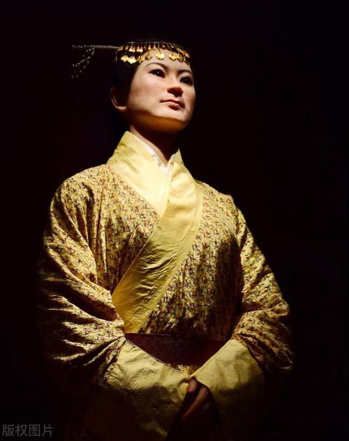 辛追夫人只盖了一层布,游客捂眼不敢看,专家:你不懂欣赏