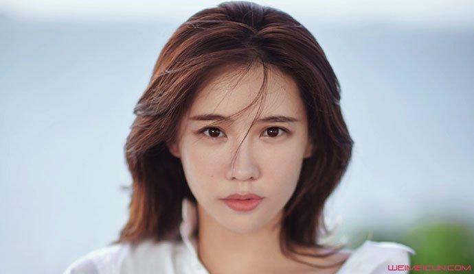 施予斐个人资料1986年出生的施予斐,今年33岁,原名施艳飞,18岁出道