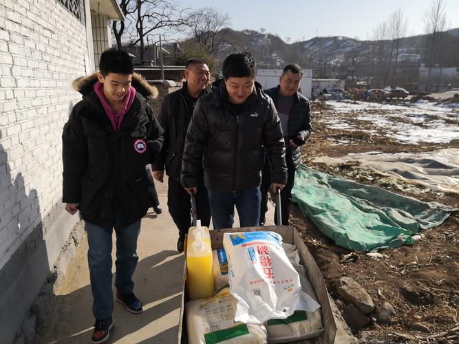 灵寿县副县长彭涛春节前来到寒巴看望结对帮扶户