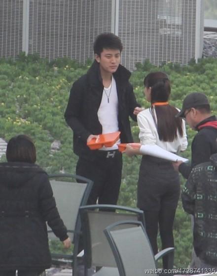 电视剧(家产)里,贾乃亮演的霍耀庭戴的黑色项饰是什么