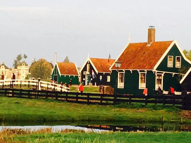 红顶灰墙错落有致的小木屋是荷兰民居的一大特色.