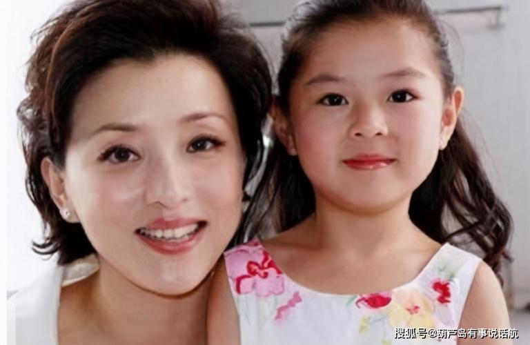 有网络博主在博客里曝光了一张杨澜儿子的照片.