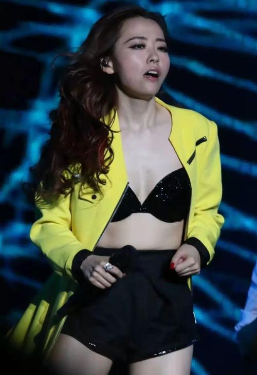 张靓颖早期工作照被翻出,膝盖泛红引起热议,网友:刚跪