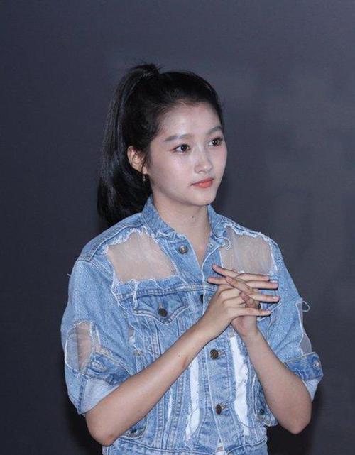 关晓彤太大胆真空穿牛仔衣却浑身是洞这一般人真不敢尝试