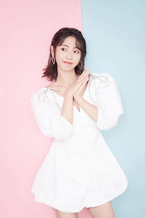 最近火了一种裙子叫"蝴蝶裙",服装撑起窈窕曲线,看邢菲就知道