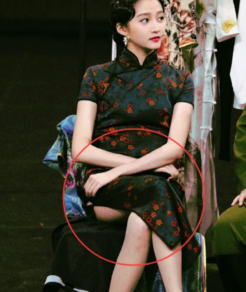 为啥女明星别穿"开叉旗袍"上节目?看到关晓彤的坐姿,观众都为她捏把汗