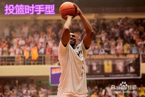 2/6  投篮时手型 投篮姿势没有对错之分,只要适合你的都是正确的姿势.