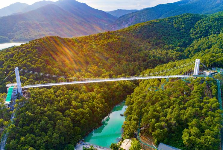 盈香玻璃桥,坐落于佛山市高明区著名的aaaa级旅游景点盈香生态园内,因