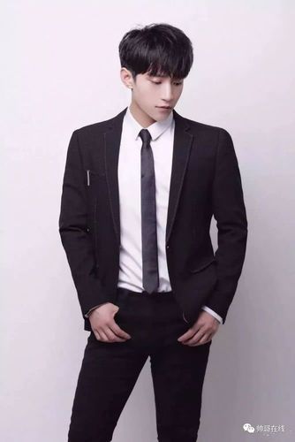 明明有着一张帅气的小奶狗的脸蛋,却偏偏要靠六块腹肌碾压小狼狗