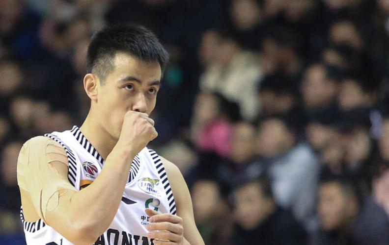 狂秀情商!赵继伟接受采访谈常规赛,小醋溜说出了目前球队的问题