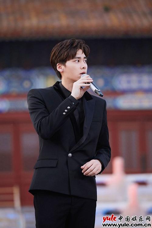 音乐新闻 > 正文   今年,李易峰接连在重要活动上亮相,二登央视春节