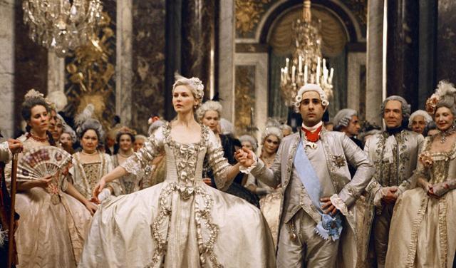 中世纪欧洲贵族有多"脏",贵妇在裙子里上厕所,随地可见排泄物