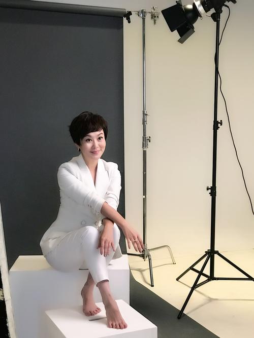 金霞刚子开拍都市主播新年台历啦!啥造型?啥表情?独家