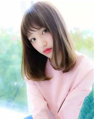 中长发女生内扣发型 时髦又养眼