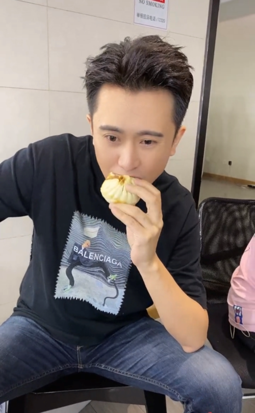 值得一提的是,四位主持人曾经都是央视的同事.