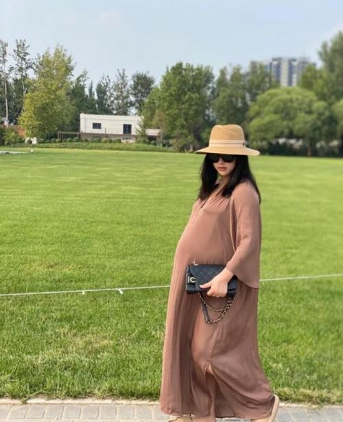 37岁朱珠逛马场秀名牌包超大孕肚疑怀双胞胎