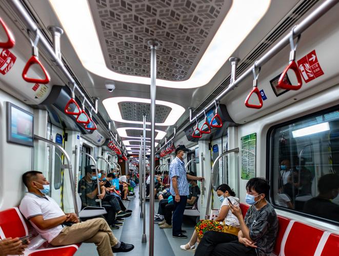 青岛地铁3号线车厢座椅疫情期间出行的人们