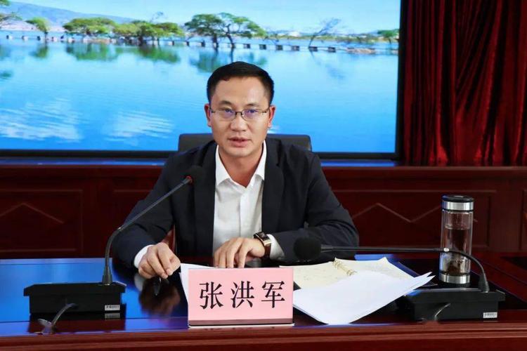 鹤庆县长张洪军主持助学金发放仪式